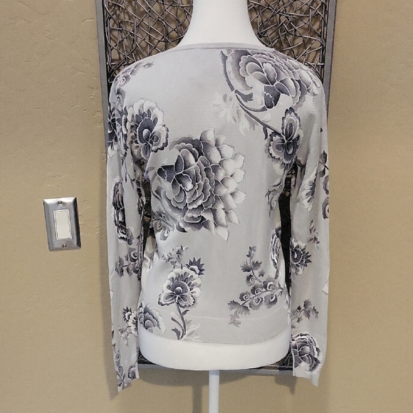 White House Black Market Light Gray Floral Long Sleeve Cardi - Picture 5 of 7